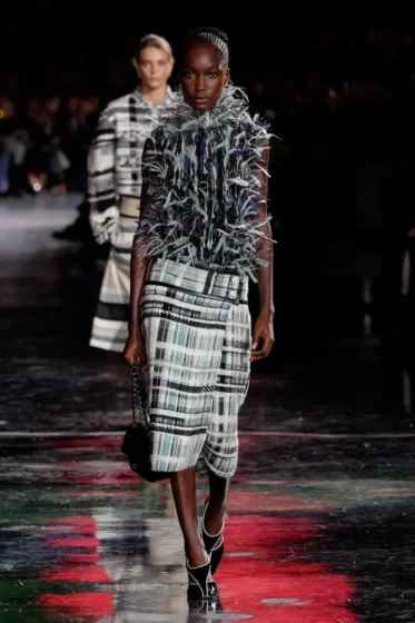 MjE4MjY0MzU2MDI1MzQ1ODg0